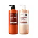 Dois itens da linha Royal Jelly da marca Mise en Scène. O primeiro é um shampoo de proteína de geleia real, com um dispensador preto. O segundo é um tratamento de proteína de geleia real, em uma embalagem bege com um dispensador branco.