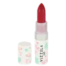 Batom em formato de bastão com embalagem plástica branca. A parte superior do batom é na cor vermelho vibrante. A embalagem apresenta o logotipo "Vizzela" em letras pretas e detalhes decorativos em rosa e verde menta.