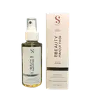 Frasco de spray com rótulo branco e rosa da marca S Beauty, contendo "Bruma Fixadora" com fórmula exclusiva. Caixa de papelão rosa com texto informativo sobre o produto.