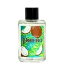 Deo colônia Phebo Coco da Bahia. Rótulo com fundo verde e detalhes em laranja, branco e amarelo. Ilustrações de coco e folhagens tropicais. Texto "Phebo" em letras grandes e "Coco da Bahia" em letras menores. Tampa preta na parte superior do frasco.