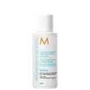Frasco branco de 70 ml do condicionador reparador de umidade da marca Moroccanoil, com rótulo em cores azul e laranja indicando o nome do produto e suas propriedades.