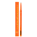 Brow Pencil Mari Maria Makeup em embalagem laranja com detalhes em amarelo. Produto apresenta lápis retratil com ponta fina e escova integrada. Peso: 0,1g. Design ergonômico em tom laranja vibrante.