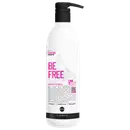 Produto de cuidado capilar leave-in da marca Curly Care. Frasco plástico branco opaco com tampa preta. Rótulo frontal com o nome do produto "BE FREE" em letras grandes e rosa.