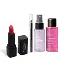 Kit de itens de maquiagem Quem Disse, Berenice? com batom vermelho em embalagem preta, lápis de olho preto, frasco com líquido azulado e válvula spray preta de bruma facial fixadora e frasco de líquido rosa com tampa preta de óleo de limpeza facial.