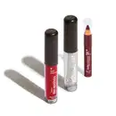 Frasco transparente com líquido vermelho e tampa preta de Batom dos Sonhos, frasco transparente com líquido claro e tampa preta de gloss labial incolor Batom dos Sonhos e lápis 3 em 1 Toda Colorida Marrom Animação, todos da marca Quem Disse, Berenice?