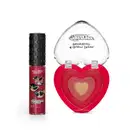 Dois itens da marca Meninas Superpoderosas Quem Disse, Berenice?: um lip oil vermelho em embalagem transparente com personagens e um blush compacto em formato de coração vermelho com tampa transparente.