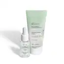 Imagem de dois produtos de cuidados para a pele da marca Skin.Q: um gel de limpeza facial e uma bisnaga sérum facial, ambas embalagens na cor verde-claro e branco com letras pretas. Ao fundo, um leve sombreado.