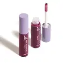 Imagem de combo com dois frascos de 10ml contendo gloss labial Cachos de Uva QDB E Cuide-se Bem Quem Disse, Berenice?. A embalagem é transparente com conteúdo roxo, tampa cinza e aplicador macio na cor roxa. O fundo é branco com leve sombreado.
