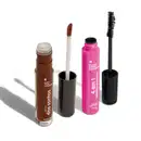 Produtos de maquiagem da marca Quem Disse, Berenice? incluindo um gloss labial marrom em frasco, uma máscara de cílios rosa em tubo e um rímel preto em embalagem preta.