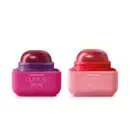 Imagem de duas embalagens de balm labial da marca Cuide-se Bem Feira Quem Disse, Berenice?, uma na cor rosa com tampa roxa e sabor de amora e outra na cor rosa com tampa rosa-escuro e sabor de framboesa.