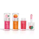 Imagem do Combo Lip Oil Quem Disse, Berenice? com as cores Vermelho Morango, Rosa Fúcsia Pessegura e Coral Tangerina. As embalagens são transparentes com aplicador macio e trazem a fruta correspondente decorando a tampa.