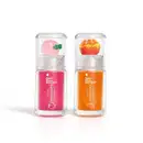 Imagem do Combo Lip Oil Quem Disse, Berenice? com um produto na cor Rosa Fúcsia em tonalidade de rosa claro e um pessego decorativo e outro na cor Coral Tangerina, com tonalidade laranja e tangerina decorativa. As embalagens são transparentes.