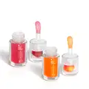 Frascos de vidro contendo batons e ólios labiais da marca Quem Disse, Berenice? em cores rosa e laranja, com rótulos indicando os nomes dos produtos.