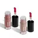 Conjunto de produtos de maquiagem da marca Quem Disse, Berenice? composto por dois frascos de vidro com aplicadores de batom em tons rosados e um aplicador vermelho.