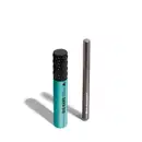 Dois produtos de beleza da marca Quem Disse, Berenice?: um rímel preto com textura aveludada em embalagem verde e um lápis de olhos cinza em embalagem metálica.