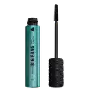 Frasco azul de máscara de cílios Big Bang aberto em formato cilíndrico e pequeno, com uma tampa preta. O aplicador está visível ao lado da embalagem e conta com um pincel de cerdas pretas e curtas para aplicação do produto nos cílios.
