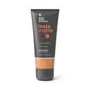 Frasco preto com visor mostrando a cor do produto, letras na cor rosa e branca e detalhes brancos contendo base líquida Instamatte Quem Disse, Berenice? na cor 245F em tom bege.