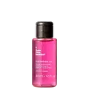 Imagem de frasco transparente e tampa preta contendo um líquido rosa com rótulo branco e texto "Quem disse, Berenice? Cleansing Oil" em letras pretas, trazendo 30 ml de óleo de limpeza facial.