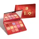 Paleta de maquiagem multifuncional em estojo vermelho com espelho na tampa e 15 cores em tons quentes. Ao lado, a paleta fechada com o escrito Camaleoa Quem Disse, Berenice?.