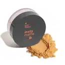 Pote redondo de acrílico transparente e tampa preta apoiado lateralmente sobre superfície branca como as marcas "Insta matte" e "Quem disse, Berenice?" impressas em letras laranjas. Abaixo da embalagem, vemos um pouco de pó facial de cor bege.