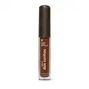 A imagem mostra um gloss labial em uma embalagem cilíndrica com a tampa preta e o tubo transparente permite ver o tom marrom brilhante do gloss e a marca Quem disse, Berenice? e a linha estampados no frasco.