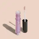 Frasco cilíndrico transparente contendo um gloss labial rosa com púrpura. Rótulo na embalagem com o nome do produto "Gloss dos Sonhos" e a descrição "Quem disse, berenice?". Ao lado, a tampa preta do produto, que acompanha um aplicador de espuma.