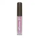 A imagem mostra um gloss labial em uma embalagem cilíndrica com a tampa preta e o tubo transparente permite ver o tom furtacor  brilhante do gloss e a marca Quem disse, Berenice? e a linha estampados no frasco.