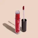 Batom líquido Vermelho em frasco transparente de plástico, com aplicador de espuma. O frasco possui uma tampa protetora preta para guardar o aplicador. O rótulo no frasco exibe o nome da marca e do produto em letras brancas sobre fundo vermelho.