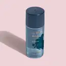 O frasco contém um produto líquido chamado "Skin.q Água Micelar" da linha Harry Potter. A embalagem apresenta detalhes em tons de azul claro e branco, incluindo o logotipo da marca Harry Potter, o nome do produto "Defesa Contra a Arte das Trevas."
