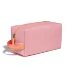 Imagem de um necessaire rosa de nylon com zíper, exibindo a marca "Quem Disse, Berenice?" em letras brancas.