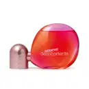 Fragrância em frasco arredondado com tampa em formato de gota. O frasco é translúcido com gradiente de cores que vão do rosa ao laranja vibrante. A tampa é de um tom rosado metálico.