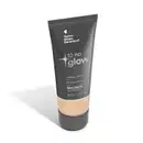 O produto apresentado é uma base líquida da marca Tô no Glow, com embalagem em tubo plástico de cor cinza escura. O rótulo exibe o nome da marca e o texto "Radiância natural, leveza e conforto" em letras brancas.