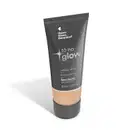O produto apresentado é uma base líquida da marca Tô no Glow, com embalagem em tubo plástico de cor cinza escura. O rótulo exibe o nome da marca e o texto "Radiância natural, leveza e conforto" em letras brancas.