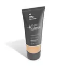 O produto apresentado é uma base líquida da marca Tô no Glow, com embalagem em tubo plástico de cor cinza escura. O rótulo exibe o nome da marca e o texto "Radiância natural, leveza e conforto" em letras brancas.