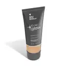O produto apresentado é uma base líquida da marca Tô no Glow, com embalagem em tubo plástico de cor cinza escura. O rótulo exibe o nome da marca e o texto "Radiância natural, leveza e conforto" em letras brancas.
