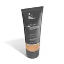 O produto apresentado é uma base líquida da marca Tô no Glow, com embalagem em tubo plástico de cor cinza escura. O rótulo exibe o nome da marca e o texto "Radiância natural, leveza e conforto" em letras brancas.