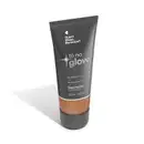 O produto apresentado é uma base líquida da marca Tô no Glow, com embalagem em tubo plástico de cor cinza escura. O rótulo exibe o nome da marca e o texto "Radiância natural, leveza e conforto" em letras brancas.