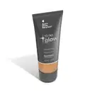 O produto apresentado é uma base líquida da marca Tô no Glow, com embalagem em tubo plástico de cor cinza escura. O rótulo exibe o nome da marca e o texto "Radiância natural, leveza e conforto" em letras brancas.