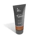 O produto apresentado é uma base líquida da marca Tô no Glow, com embalagem em tubo plástico de cor cinza escura. O rótulo exibe o nome da marca e o texto "Radiância natural, leveza e conforto" em letras brancas.