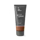 Bisnaga cinza de base líquida da marca Tô no Glow Quem disse, Berenice?, com detalhe na cor da base na parte inferior da embalagem e texto branco branco no rótulo.