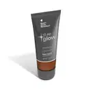 O produto apresentado é uma base líquida da marca Tô no Glow, com embalagem em tubo plástico de cor cinza escura. O rótulo exibe o nome da marca e o texto "Radiância natural, leveza e conforto" em letras brancas.