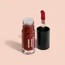 Frasco de vidro contendo um produto de beleza em tom vermelho escuro, com rótulo indicando "Creamy tint". Ao lado, um aplicador.