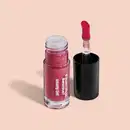 A imagem mostra um recipiente do gloss labial Quem Disse Berenice? em um tom rosado. A embalagem é transparente com aplicador vermelho, haste transparente e tampa preta, sobre fundo bege claro com leve sombreado.