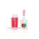 Imagem de um frasco transparente com tampa contendo um líquido vermelho e um aplicador em formato de esponja. Rótulo mostra se tratar do Lip Oil Cuide-se Bem Morango da marca Quem Disse, Berenice. 