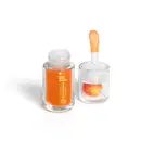 Frasco de vidro com tampa contendo um líquido laranja e um aplicador em formato de esponja. Rótulo com texto "Quem disse, Berenice?" e "Lip oil Tangerina". Embalagem transparente com produto de beleza em formato de óleo labial.