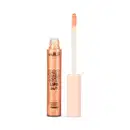 Gloss labial em embalagem cilíndrica transparente contendo o gloss brilhante com tonalidade laranja claríssimo. Produto aberto com tampa salmão claro ao lado da embalagem. Rótulo em letras pretas no centro. Aplicador do tipo pincel firme.