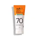 Protetor solar facial em embalagem plástica tubular de cor laranja e branca.