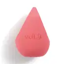 Esponja de maquiagem triangular de cor rosa vibrante. Possui textura porosa e macia. Na superfície, está impresso em decalque o logotipo Vult. O produto tem formato cônico, com uma das pontas mais afilada e apresenta um acabamento fosco e uniforme.
