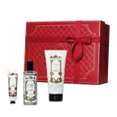 Conjunto. Frasco de colônia transparente com líquido azul claro e detalhes dourados no rótulo branco, um frasco de loção para mãos branco em forma de bisnaga e um tubo branco de loção hidratante. Todos com rótulo barroco com letras douradas e pretas.