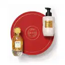 Fragrância O.U.i. em frasco de vidro dourado e loção hidratante em embalagem branca com rótulo dourado, apresentados sobre fundo vermelho com logotipo da marca.